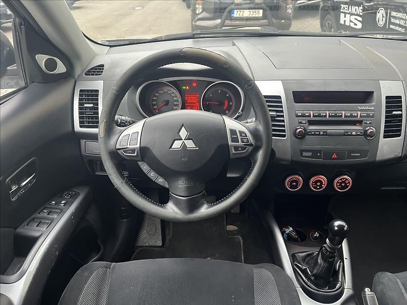 Mitsubishi Outlander 2,0 DI-D  Intense plus 4WD - fotka 11 z 18