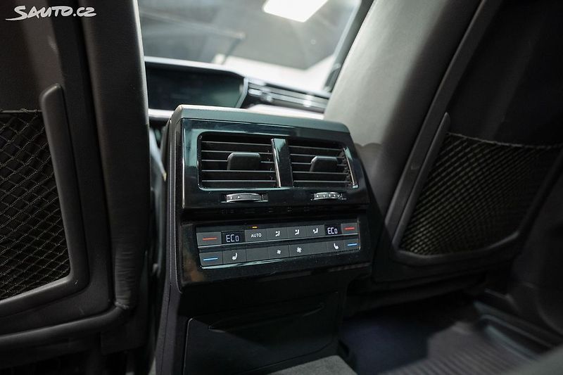 Volkswagen Touareg R-Line 3.0 TDI 210 kW - fotka 35 z 50