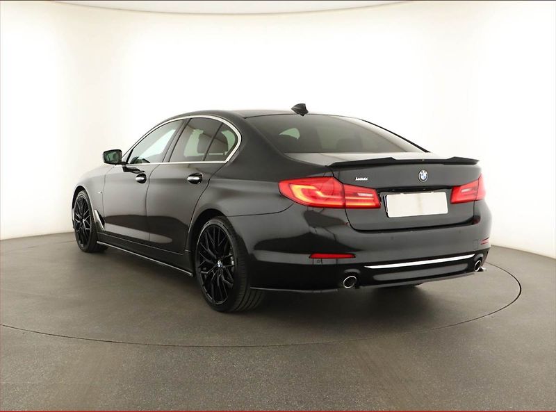 BMW Řada 5 (2017) 530d - fotka 4 z 20