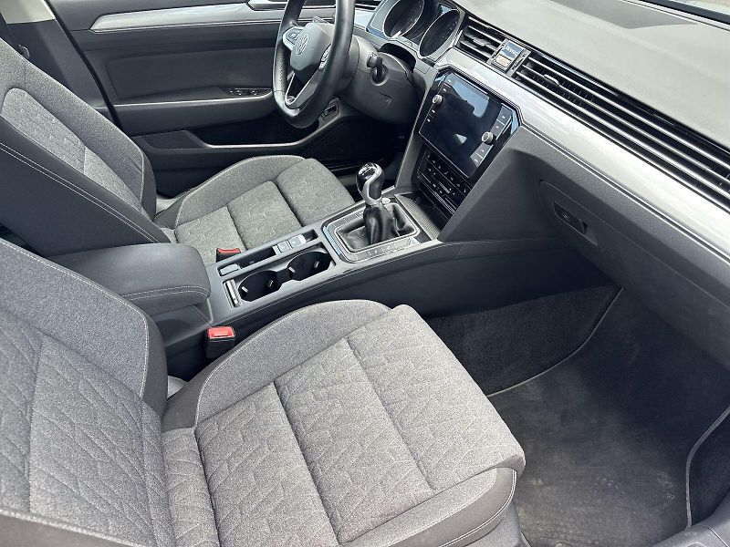 Volkswagen Passat (2023) Variant 1.5 TSI Business - fotka 8 z 26