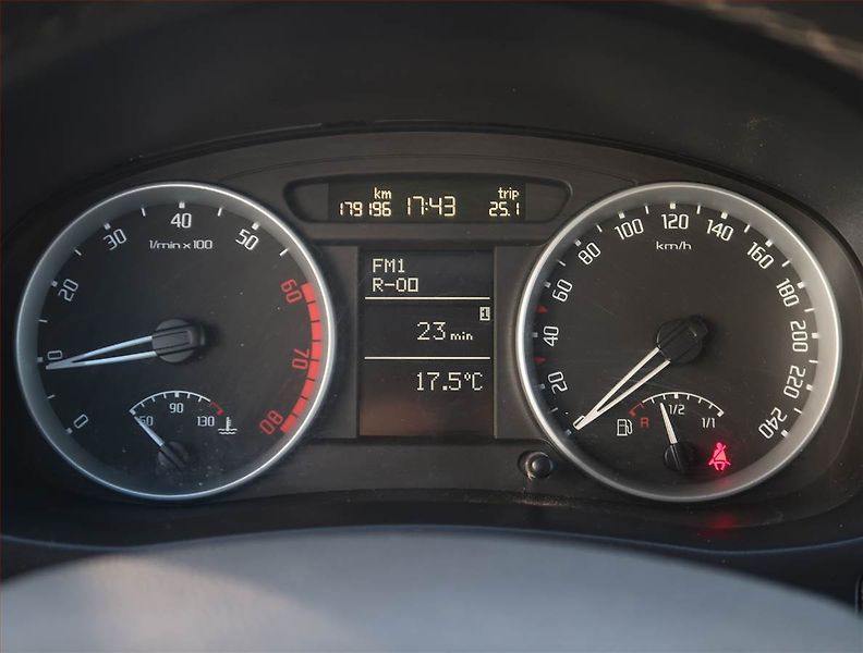 Škoda Fabia (2010) Elegance 1.2 12V, Tempomat - fotka 11 z 18