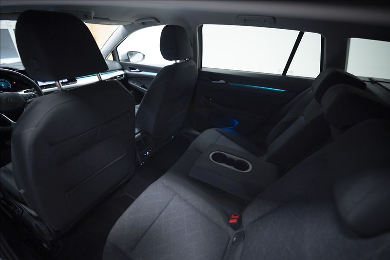 Volkswagen Golf 1,5 eTSI DSG KAMERA VÝHŘEV ČR - fotka 17 z 45