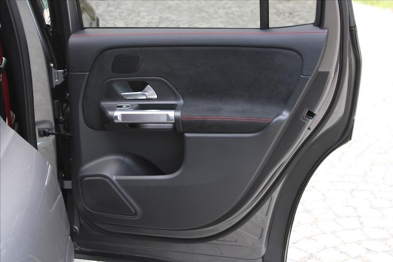 Mercedes-Benz GLB 35 AMG*4M*FACEL*ZÁR*DPH*CZ - fotka 30 z 42