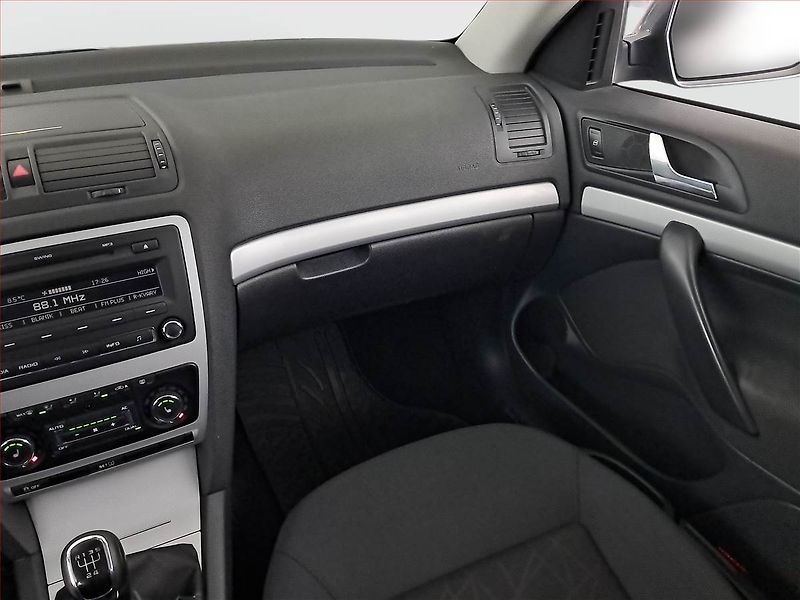 Škoda Octavia (2012) 1.6 TDI, Serv.kniha, po STK - fotka 8 z 16