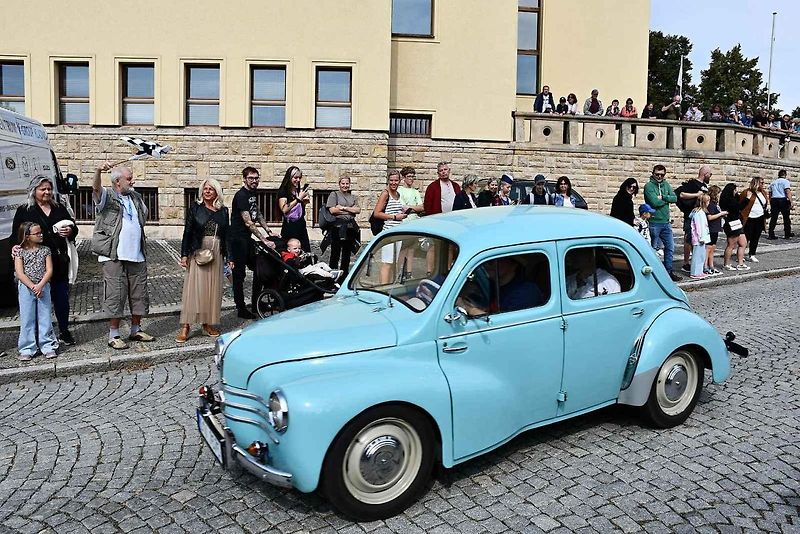 Na tradiční Lidický okruh dorazily desítky historických automobilů a motocyklů, které obdivovali návštěvníci z Kladna i širokého okolí.