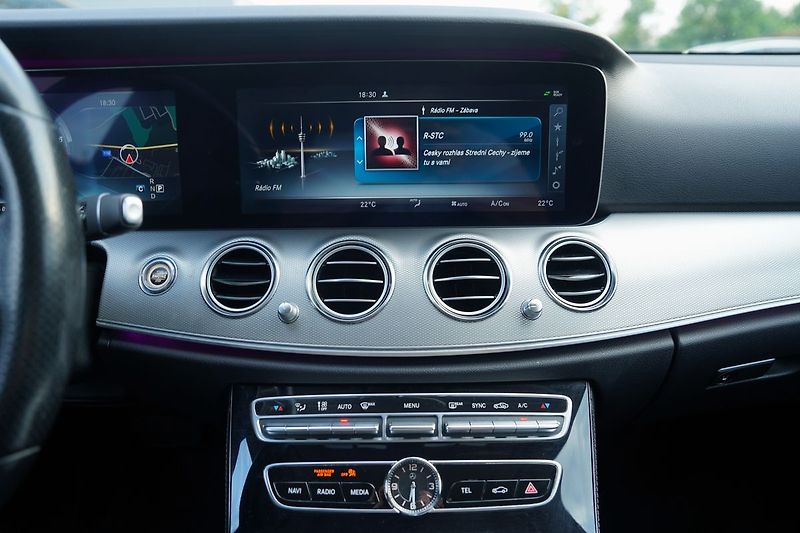 Mercedes-Benz Třídy E E 220d AMG/LED/AT9/kůže - fotka 35 z 46