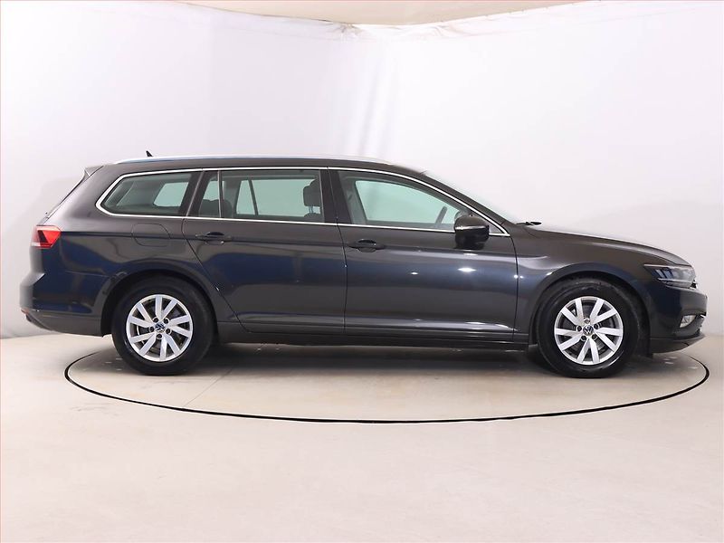Volkswagen Passat (2021) Business 2.0 TDI, Automat - fotka 6 z 23