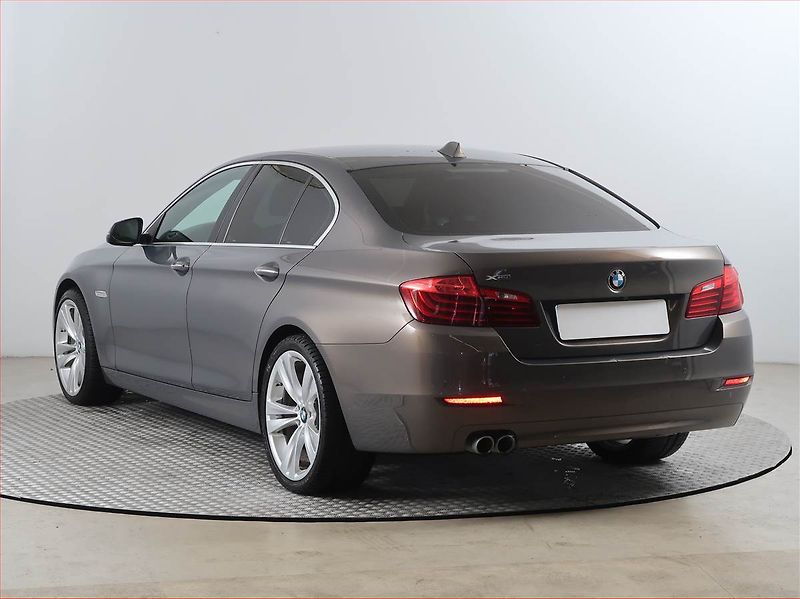 BMW Řada 5 (2016) 520d xDrive, 4X4, Automat - fotka 4 z 20
