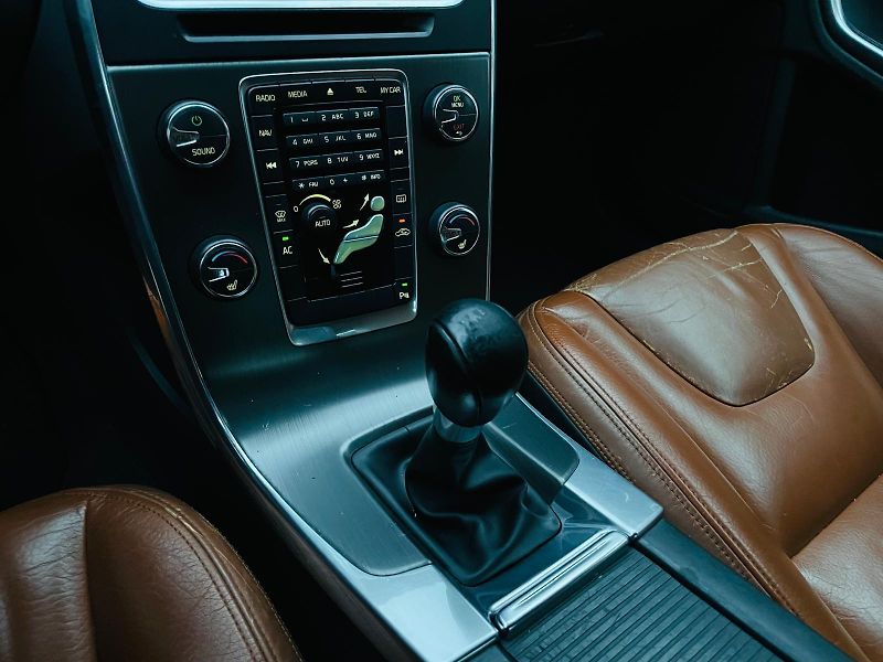 Volvo S60 2.0D 120KW 5VÁLEC VÝHŘEV SENZO - fotka 39 z 44