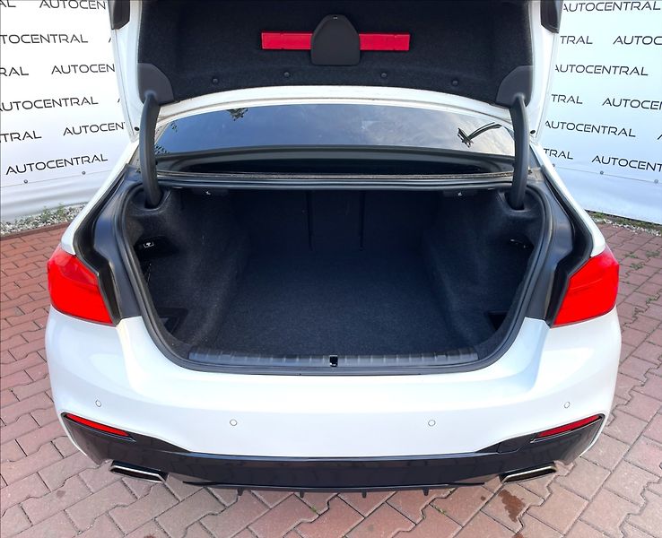 BMW Řada 5 3,0 D,530 xDrive,195kW,M-PACKE - fotka 11 z 34