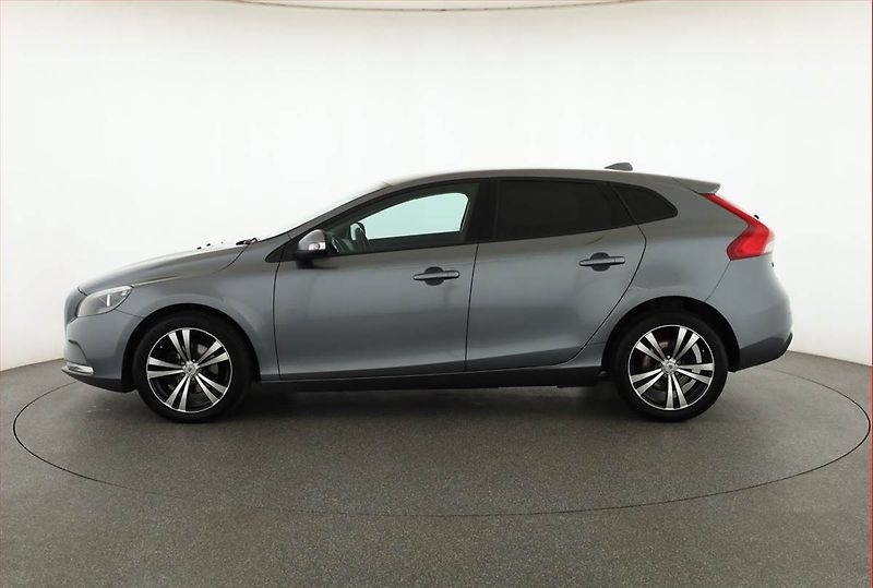Volvo V40 (2017) 2.0 D2, Serv.kniha, Navi - fotka 3 z 16