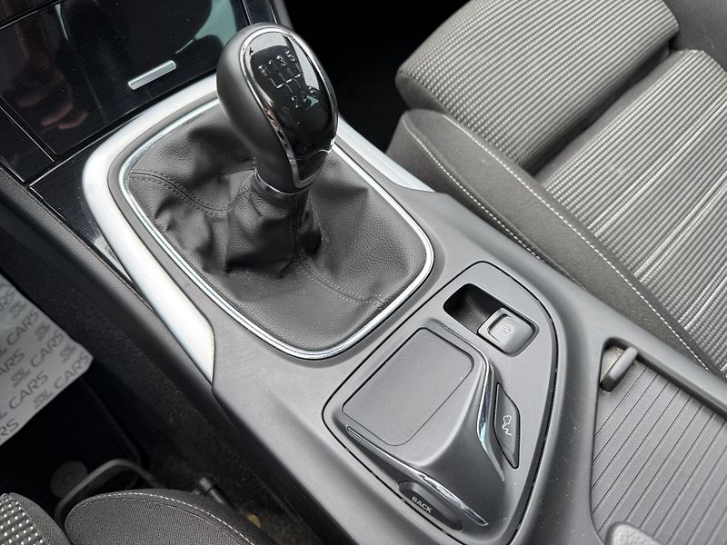 Opel Insignia 1.6 SIDI XENON NAVIGACE TAŽNÉ - fotka 23 z 48