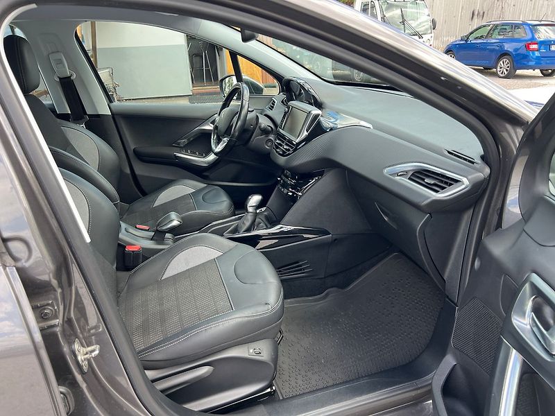 Peugeot 2008 1.2 i - fotka 10 z 15