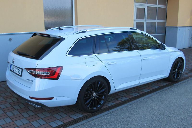 Škoda Superb 2.0 TDI DSG L&K TAŽNÉ - fotka 5 z 41