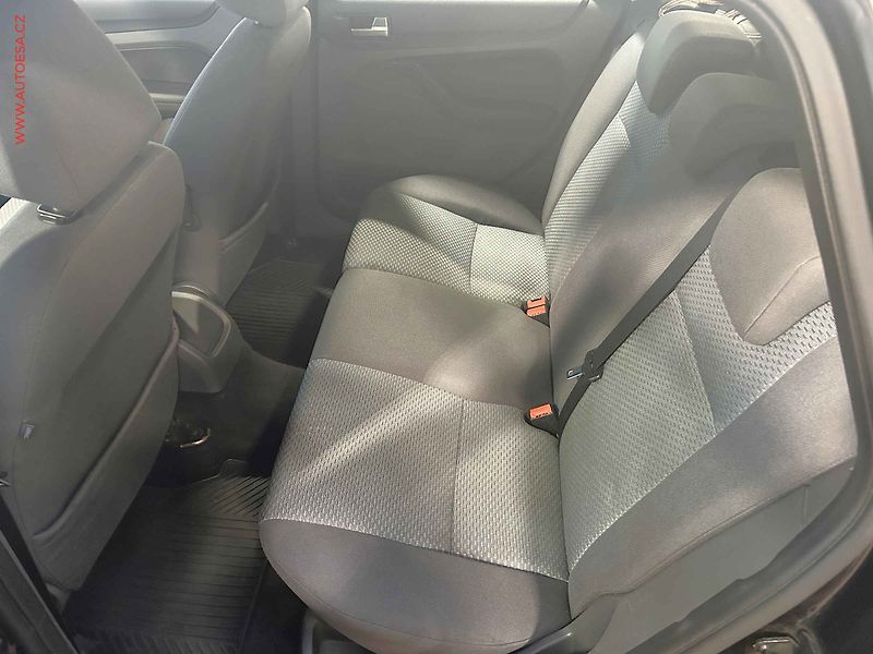 Ford Focus (2005) 1.6TDCi, AC, výhřev sed - fotka 10 z 15