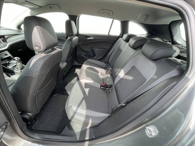 Opel Astra 1,2 Turbo Tourer Elegance ST - fotka 15 z 19