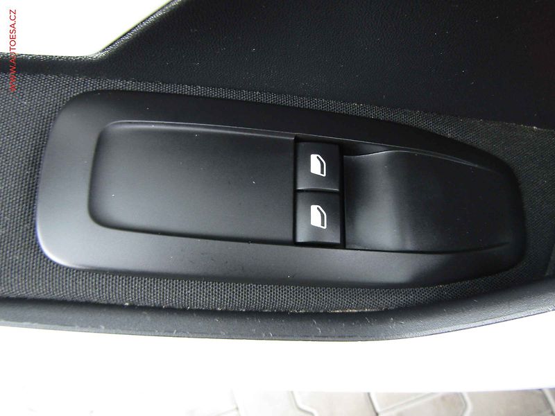 Peugeot 208 (2017) 1.2 PT, AC, tempo - fotka 11 z 15