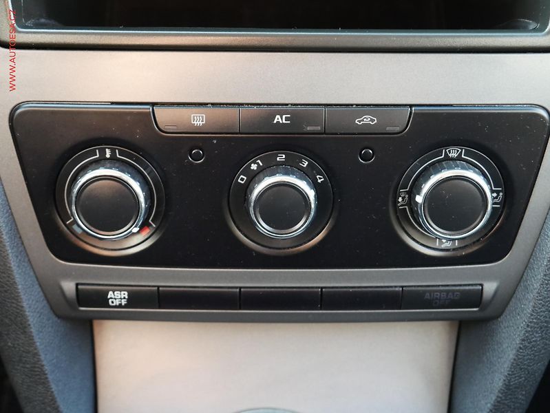 Škoda Octavia (2011) 1.9TDi, ČR, AC - fotka 13 z 17