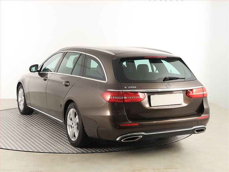 Mercedes-Benz Třídy E (2016) E 200, Automat, Kůže, Navi - fotka 4 z 19