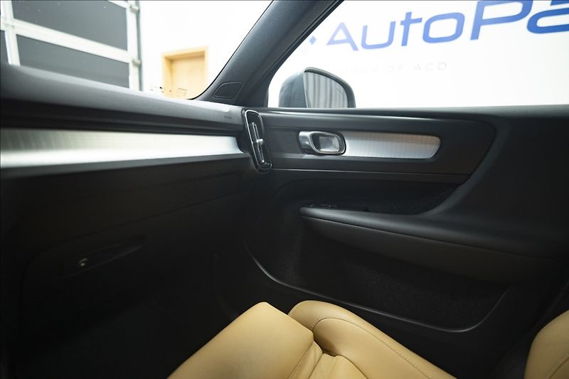 Volvo XC40 2,0 D4 AWD NAVI KAMERA TAŽNÉ - fotka 29 z 46