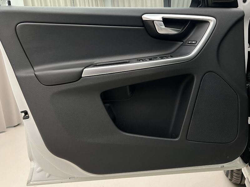 Volvo XC60 D5 AWD R-DESIGN AUT  - fotka 7 z 27