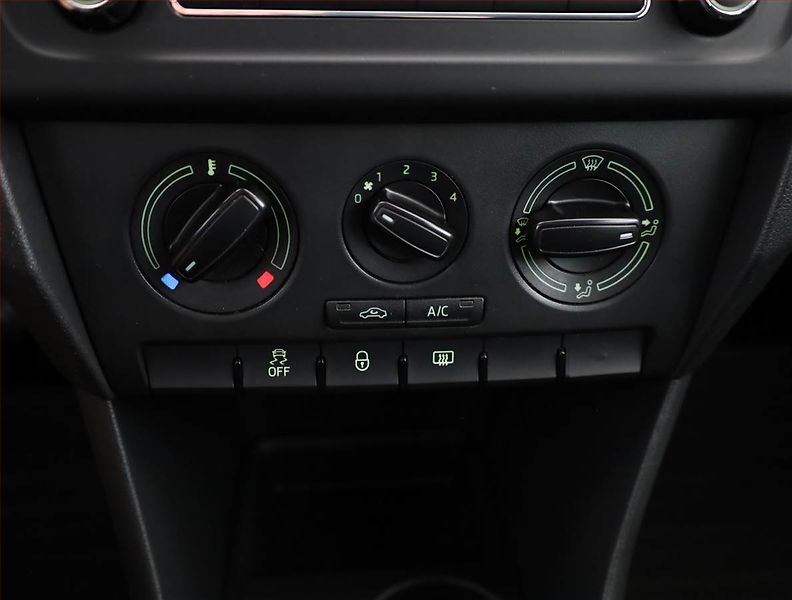 Škoda Rapid (2014) Spaceback 1.2 TSI, ČR,1.maj - fotka 11 z 16