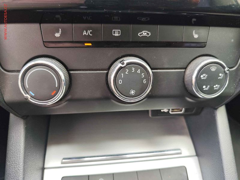 Škoda Octavia (2018) 1.6TDi, ČR, AC, temp - fotka 16 z 18