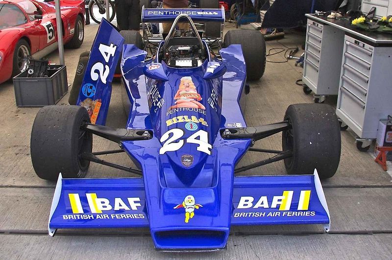 Vpředu Emerson Fittipaldi s vozem Fittipaldi FD04 a za ním Rupert Keegan s vozem Hesketh 308E při GP Monaka 1977.