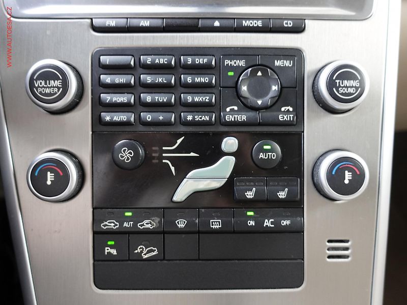 Volvo XC60 (2010) 2.4D 4x4, ČR, Xenon, park - fotka 19 z 20