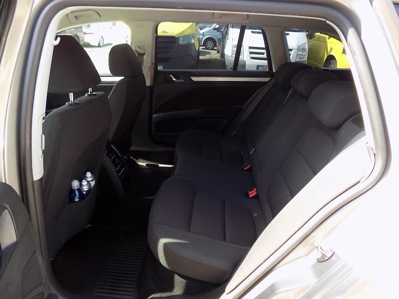 Škoda Superb 1,6 TDI 77 KW NAVI, TEMP - fotka 16 z 34
