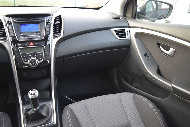 Hyundai i30 1,6 CRDi 81KW BALCK & LIME - fotka 27 z 48