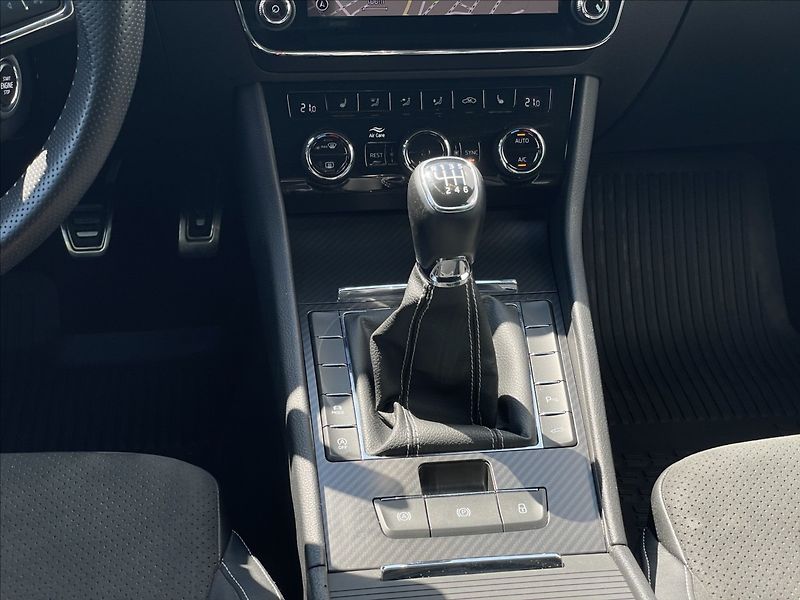Škoda Superb 2,0 TDI Combi Sportline DCC - fotka 13 z 24