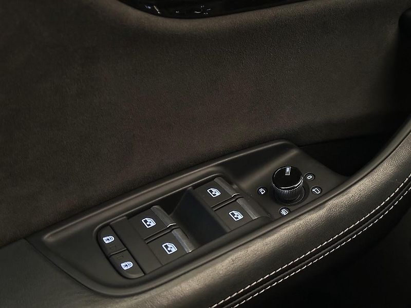 Audi Q8 (2021) S-Line 55 TFSI Quattro 250 kW  - fotka 22 z 33