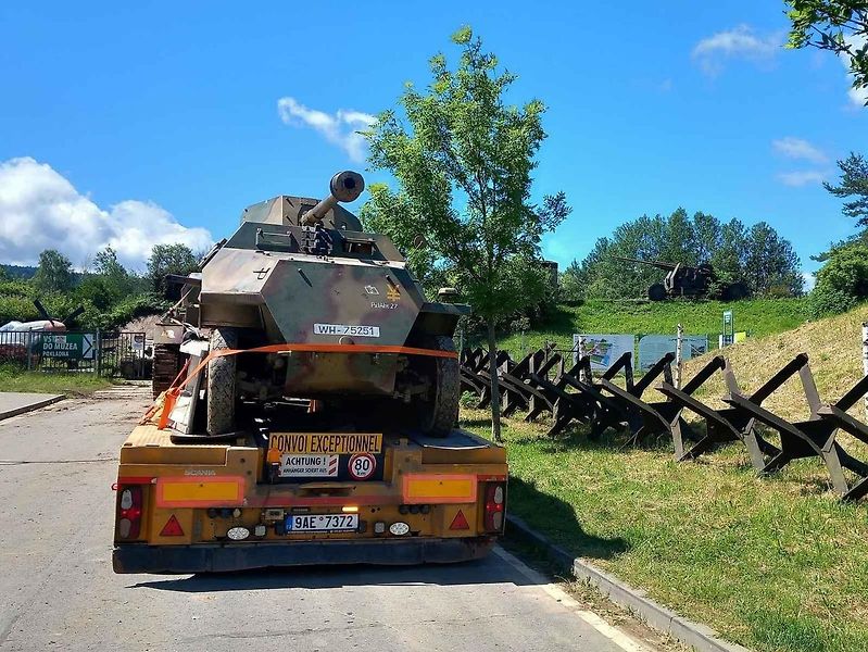 O víkendu se uskutečnil náročný transport těžké techniky z Muzea na demarkační linii na tankodrom Bahna.