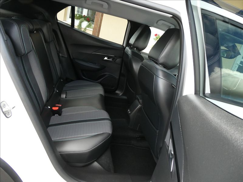 Peugeot 2008 1,2 PureTech 96kW AT8, ALLURE - fotka 28 z 49