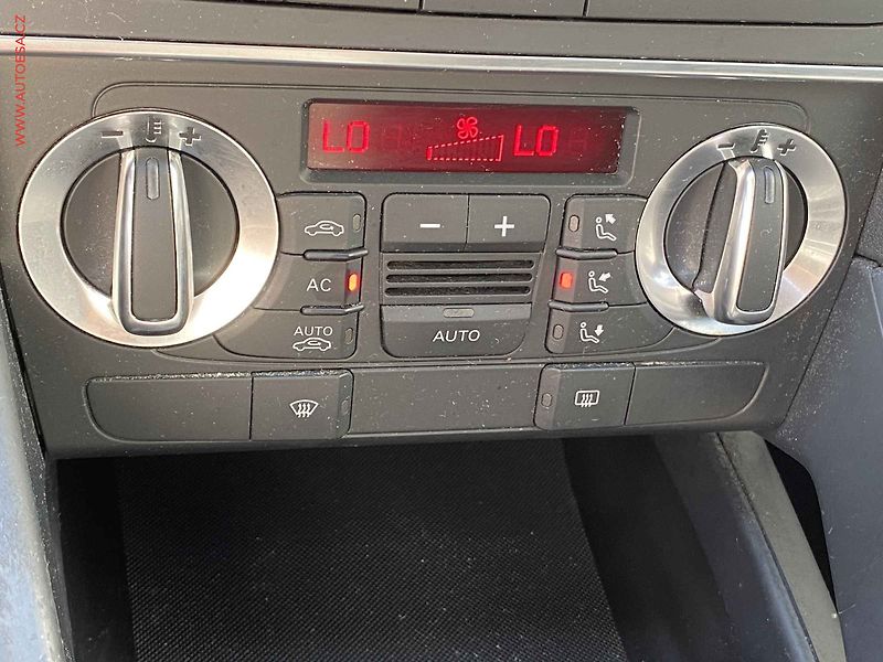 Audi A3 (2009) 1.4 TFSi sportback, AC, park - fotka 14 z 15