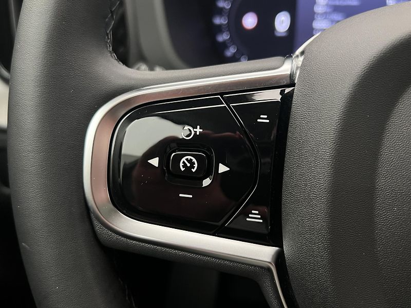Volvo XC60 T6 AWD DARK PLUS CZ 1. maj. - fotka 26 z 49