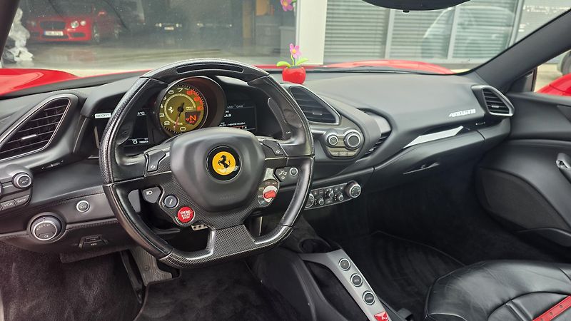 Ferrari 488 (2016) jako nové plný servis ZÁRUKA - fotka 11 z 16
