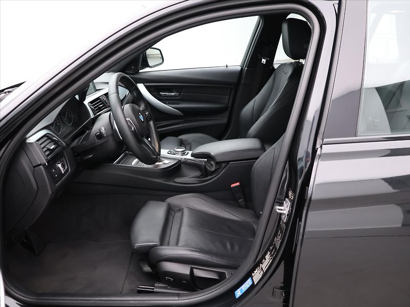 BMW Řada 3 3,0 330d xDrive 190kW M-paket - fotka 12 z 35