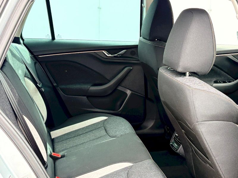 Škoda Kamiq (2025) DSG 1.0 TSI / 85 kW / TOP SELE - fotka 20 z 32