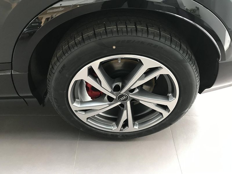 Audi Q6 e-tron quattro 100kWh - fotka 18 z 22