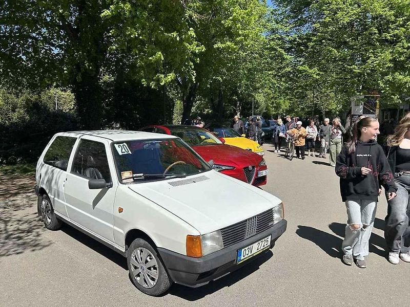 Kolonádu ovládla italská auta, na náměstí se dala ochutnat jihoevropská jídla.