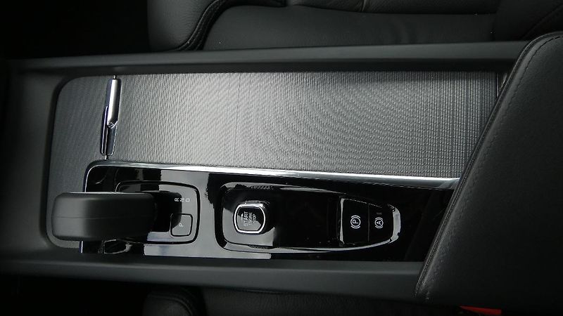 Volvo V60 B4 benzin Plus Dark DCT - fotka 17 z 24