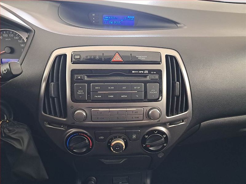 Hyundai i20 (2013) 1.2, Tempomat - fotka 12 z 14