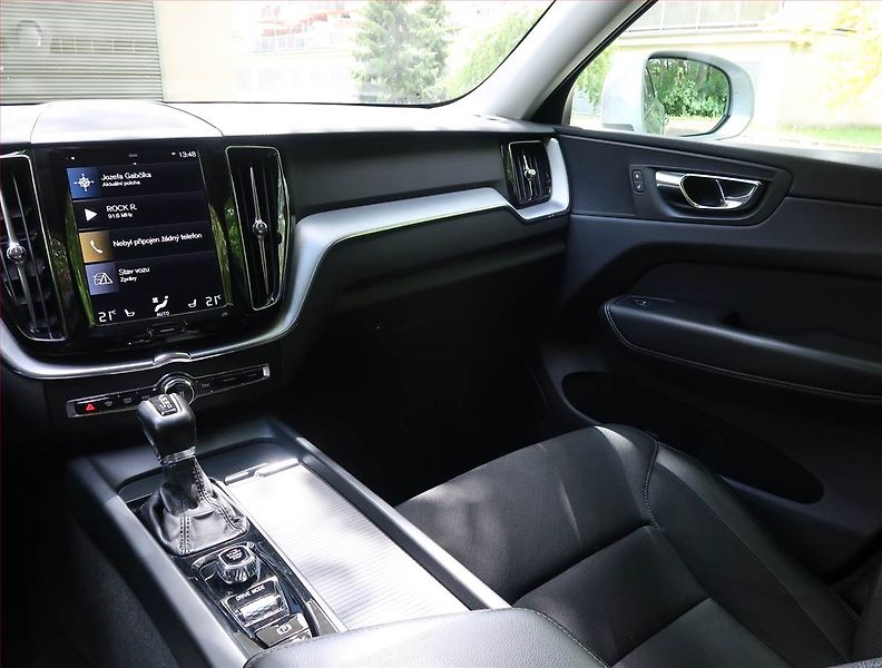 Volvo XC60 (2019) D4 - fotka 8 z 27