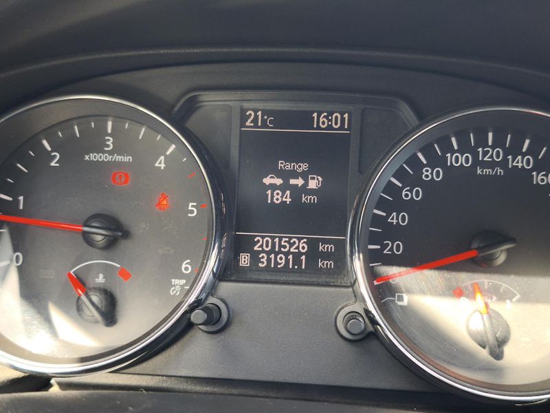 Nissan Qashqai 2010 2.0 dCi 4x2 7 MÍST (+2) - fotka 10 z 33