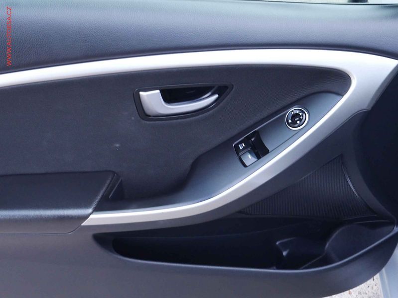 Hyundai i30 (2013) 1.4CVVT, AC, park.čidla - fotka 14 z 14