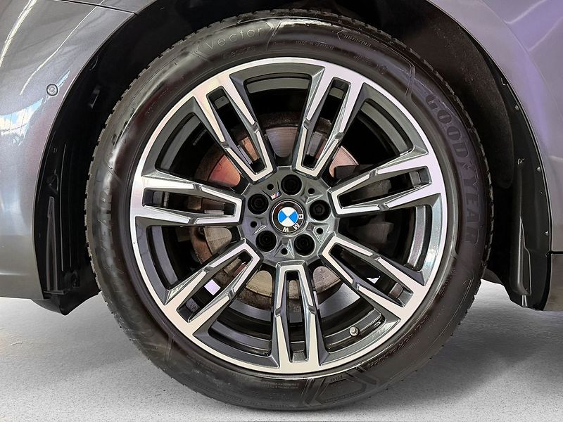 BMW Řada 5 520d xDrive M-SPORT, HARMAN&KA - fotka 9 z 35