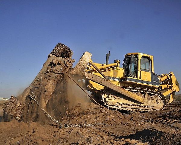Buldozer Komatsu., zdroj: Wikimedia Commons, Brian Davidson, U.S. Air Force, volné dílo