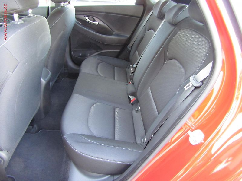 Hyundai i30 (2019) 1.6CRDi, ČR, AC, park.asist - fotka 10 z 16